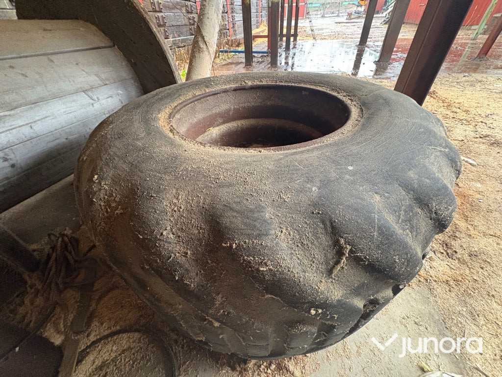 Reservhjul + fälg - John Deer 810 Skotare - Wheel and tire package for Agricultural machinery: picture 4 Reservhjul + fälg - John Deer 810 Skotare - Wheel and tire package for Agricultural machinery: picture 4