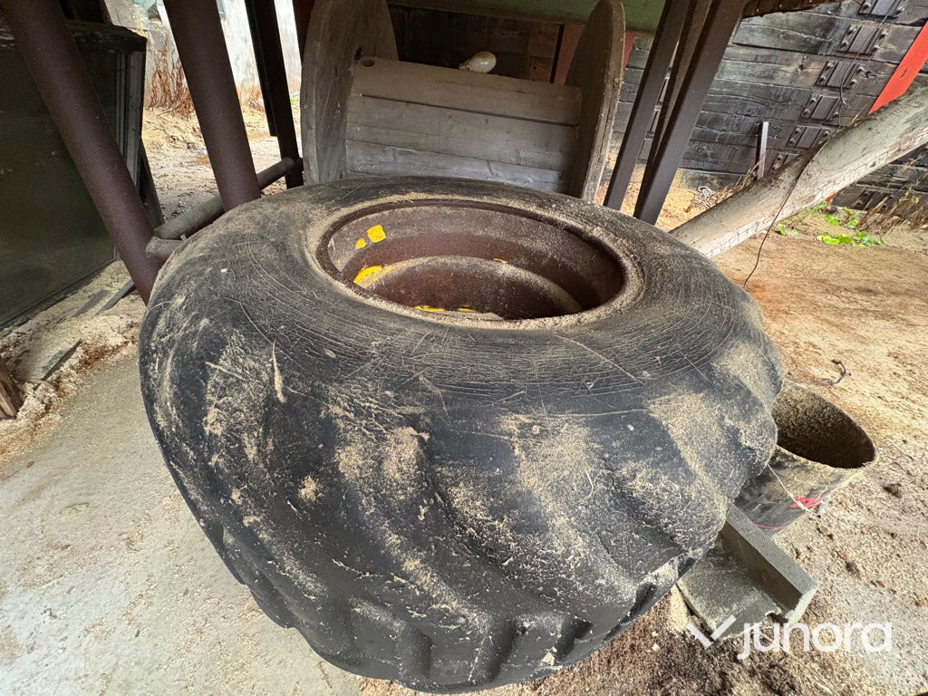 Reservhjul + fälg - John Deer 810 Skotare - Wheel and tire package for Agricultural machinery: picture 3 Reservhjul + fälg - John Deer 810 Skotare - Wheel and tire package for Agricultural machinery: picture 3