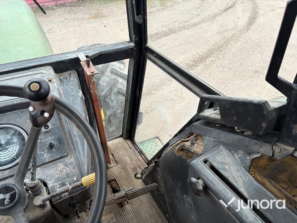 Farm tractor Traktor - John Deere 3140 MFWD: picture 20