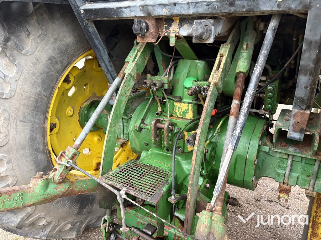 Farm tractor Traktor - John Deere 3140 MFWD: picture 29