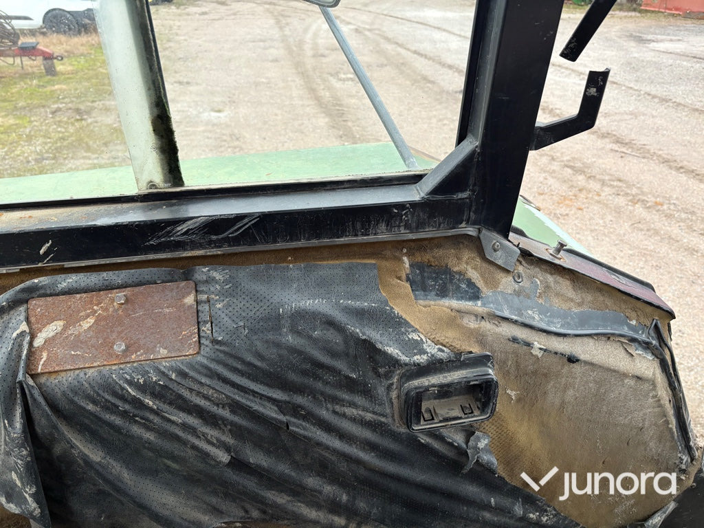 Farm tractor Traktor - John Deere 3140 MFWD: picture 17