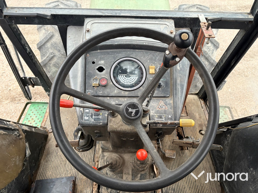 Farm tractor Traktor - John Deere 3140 MFWD: picture 21