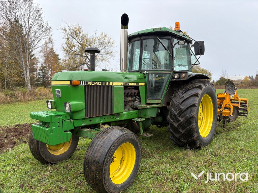 Farm tractor Traktor - John Deere 4040: picture 1