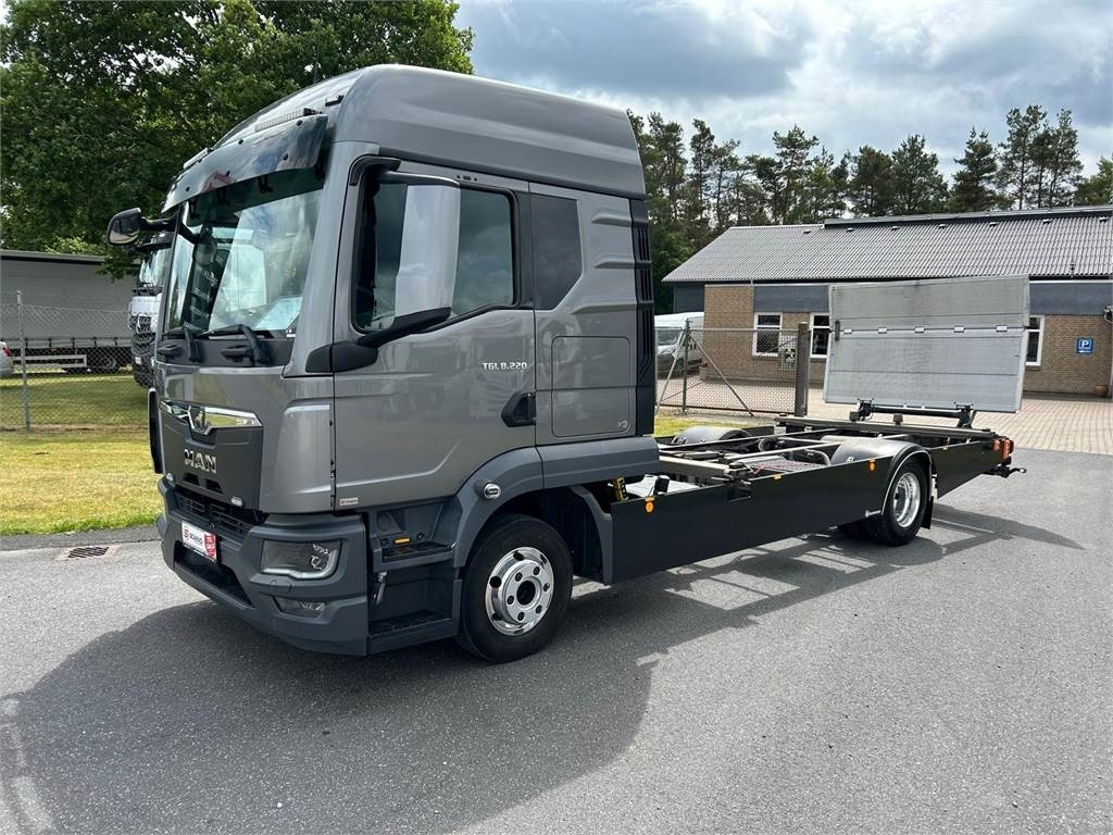 MAN TGL 8-220 4x2 BL incl. 2 stk veksellad - Box truck: picture 2 MAN TGL 8-220 4x2 BL incl. 2 stk veksellad - Box truck: picture 2