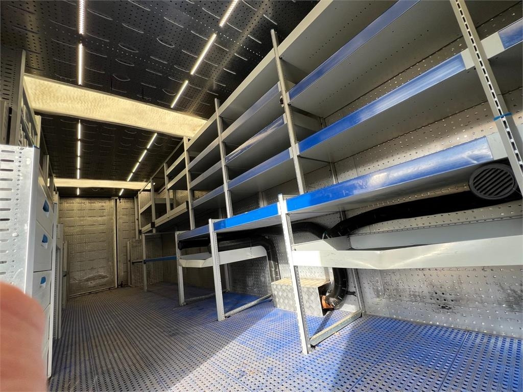 Mercedes-Benz Antos 1824 LnR  - Box truck: picture 5 Mercedes-Benz Antos 1824 LnR  - Box truck: picture 5