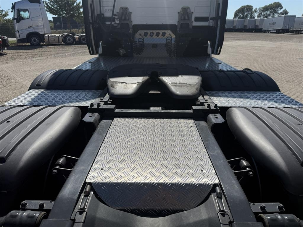 Scania S560 A 6x2 NB 2950  - Tractor unit: picture 4 Scania S560 A 6x2 NB 2950  - Tractor unit: picture 4