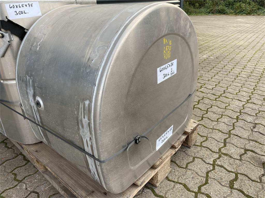 Volvo 200 ltr Dieseltank - Fuel tank for Truck: picture 2 Volvo 200 ltr Dieseltank - Fuel tank for Truck: picture 2