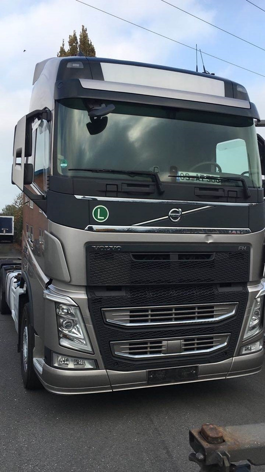 Volvo FH4 Globetrotter tagspoiler - Aerodynamics/ Spoiler for Truck: picture 3 Volvo FH4 Globetrotter tagspoiler - Aerodynamics/ Spoiler for Truck: picture 3