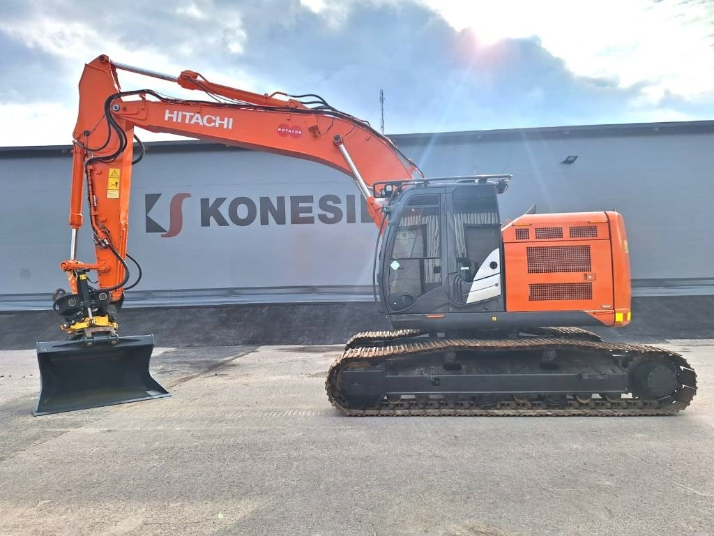 Hitachi ZX225USLC-5 PYÖRITTÄJÄLLÄ - Crawler excavator: picture 1 Hitachi ZX225USLC-5 PYÖRITTÄJÄLLÄ - Crawler excavator: picture 1
