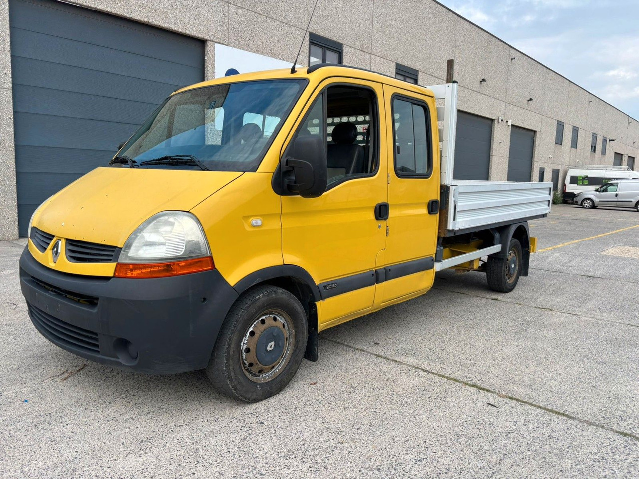 Renault Master Pritsche. 7pl. 2.5 Motor. - Open body delivery van, Crew cab van: picture 1 Renault Master Pritsche. 7pl. 2.5 Motor. - Open body delivery van, Crew cab van: picture 1