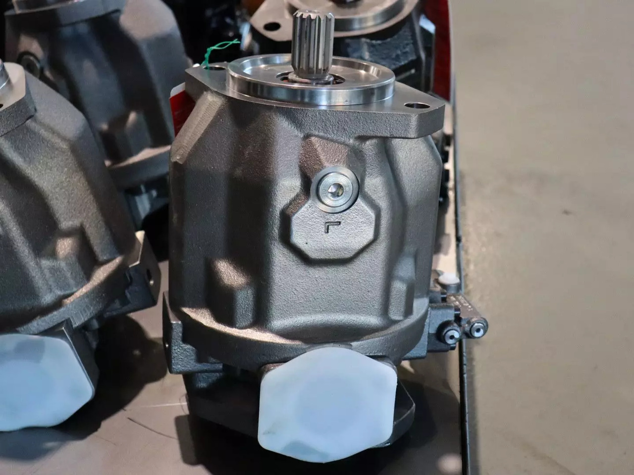 REXROTH A10VO71DRG/31R-VSC92K01 - Hydraulic pump for Material handling equipment: picture 3 REXROTH A10VO71DRG/31R-VSC92K01 - Hydraulic pump for Material handling equipment: picture 3