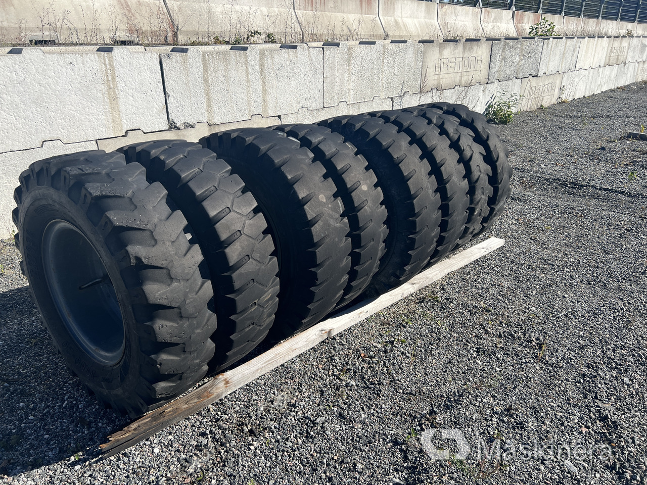 8 st entreprenaddäck på fälg 10.00-20 - Wheel and tire package for Construction machinery: picture 1 8 st entreprenaddäck på fälg 10.00-20 - Wheel and tire package for Construction machinery: picture 1