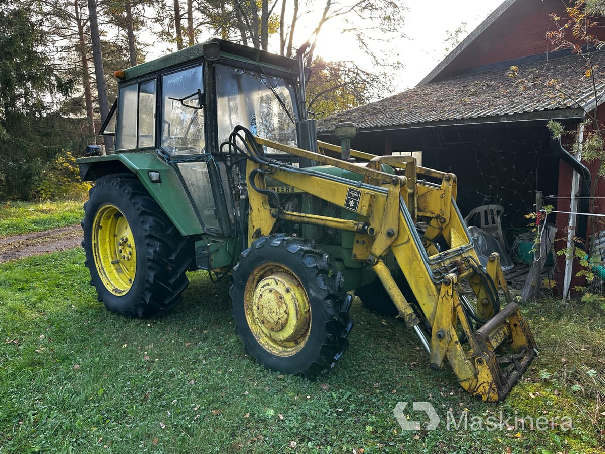 Traktor John Deere 2130 (Rep.objekt) - Farm tractor: picture 1 Traktor John Deere 2130 (Rep.objekt) - Farm tractor: picture 1