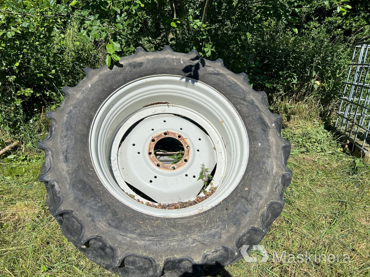 Traktordäck med två fälgar - Wheel and tire package: picture 1 Traktordäck med två fälgar - Wheel and tire package: picture 1