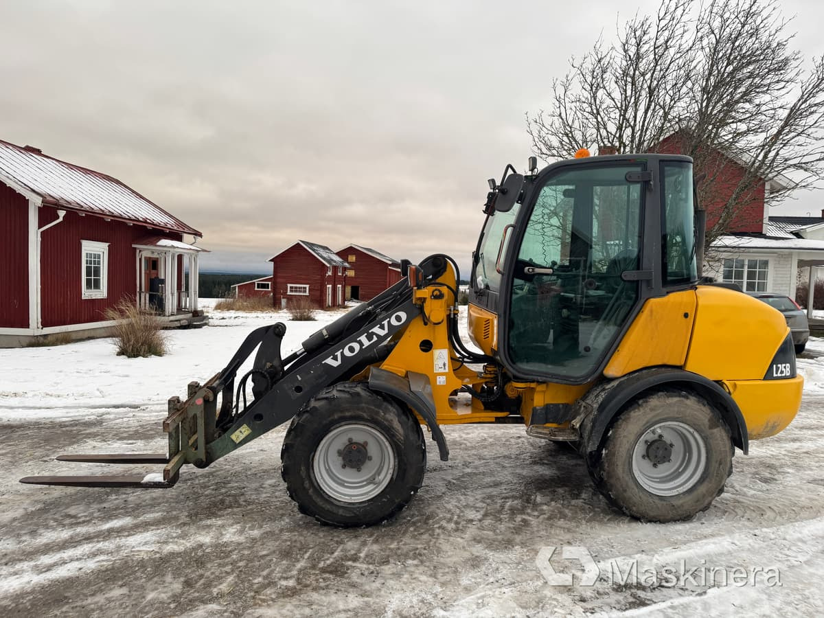 Volvo L25BV-P Hjullastare Volvo L25B med tillbehör - Wheel loader: picture 2 Volvo L25BV-P Hjullastare Volvo L25B med tillbehör - Wheel loader: picture 2
