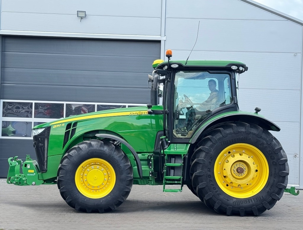 John Deere 8310 R - Farm tractor: picture 4 John Deere 8310 R - Farm tractor: picture 4