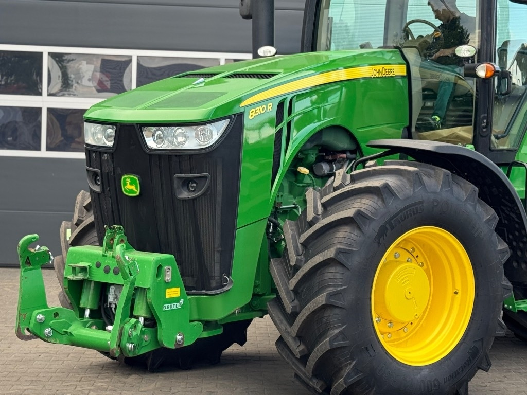 John Deere 8310 R - Farm tractor: picture 3 John Deere 8310 R - Farm tractor: picture 3