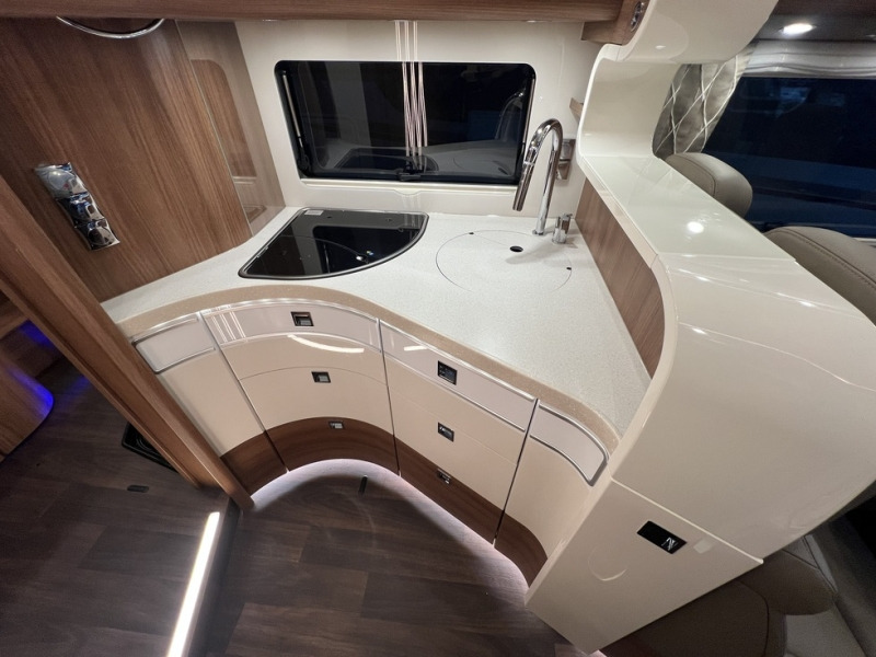 Carthago Chic E-Line I 51 QB - Integrated motorhome: picture 4 Carthago Chic E-Line I 51 QB - Integrated motorhome: picture 4