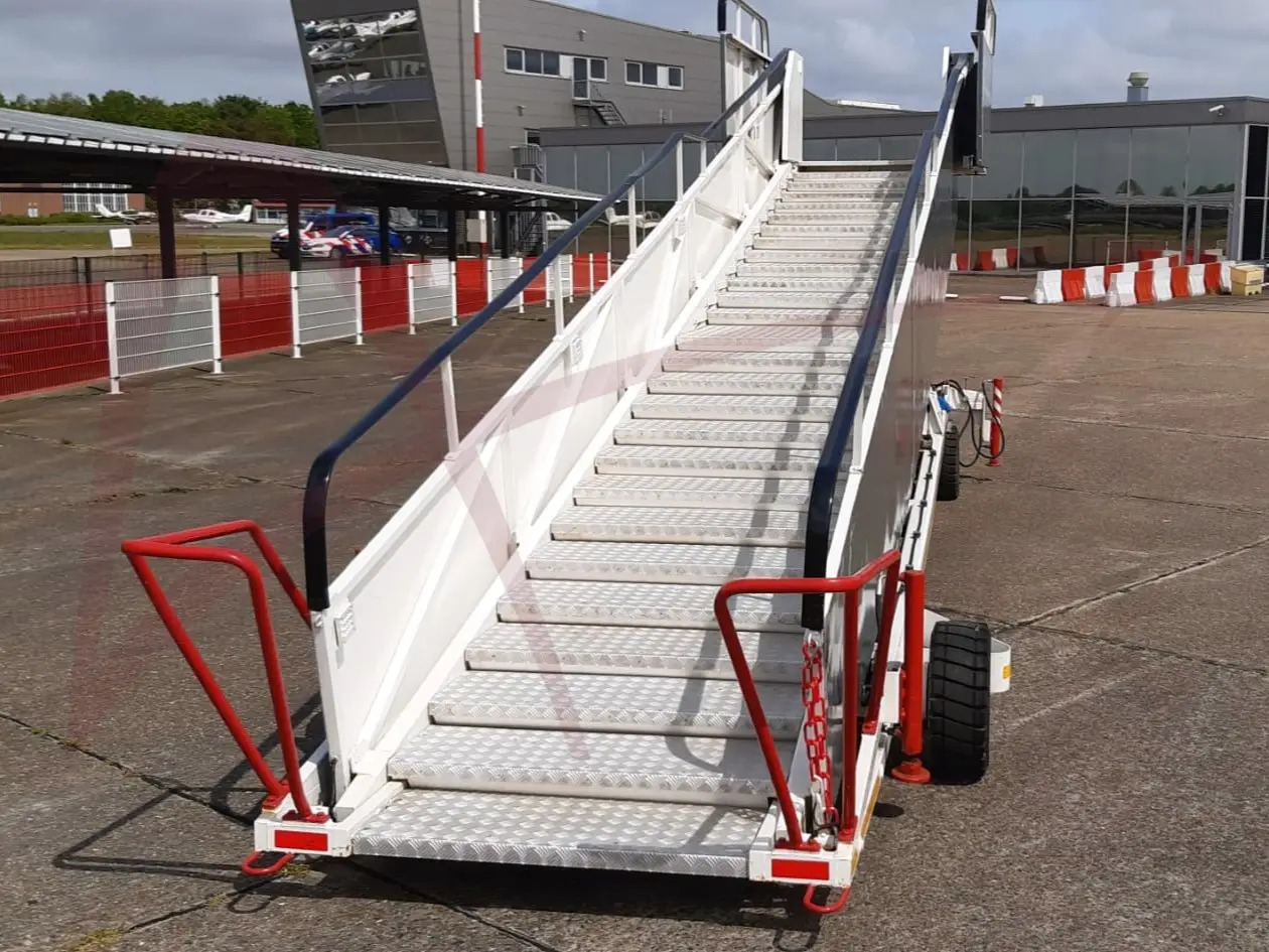 AMSS SKYWAY 96-232 - Passenger stairs: picture 3 AMSS SKYWAY 96-232 - Passenger stairs: picture 3