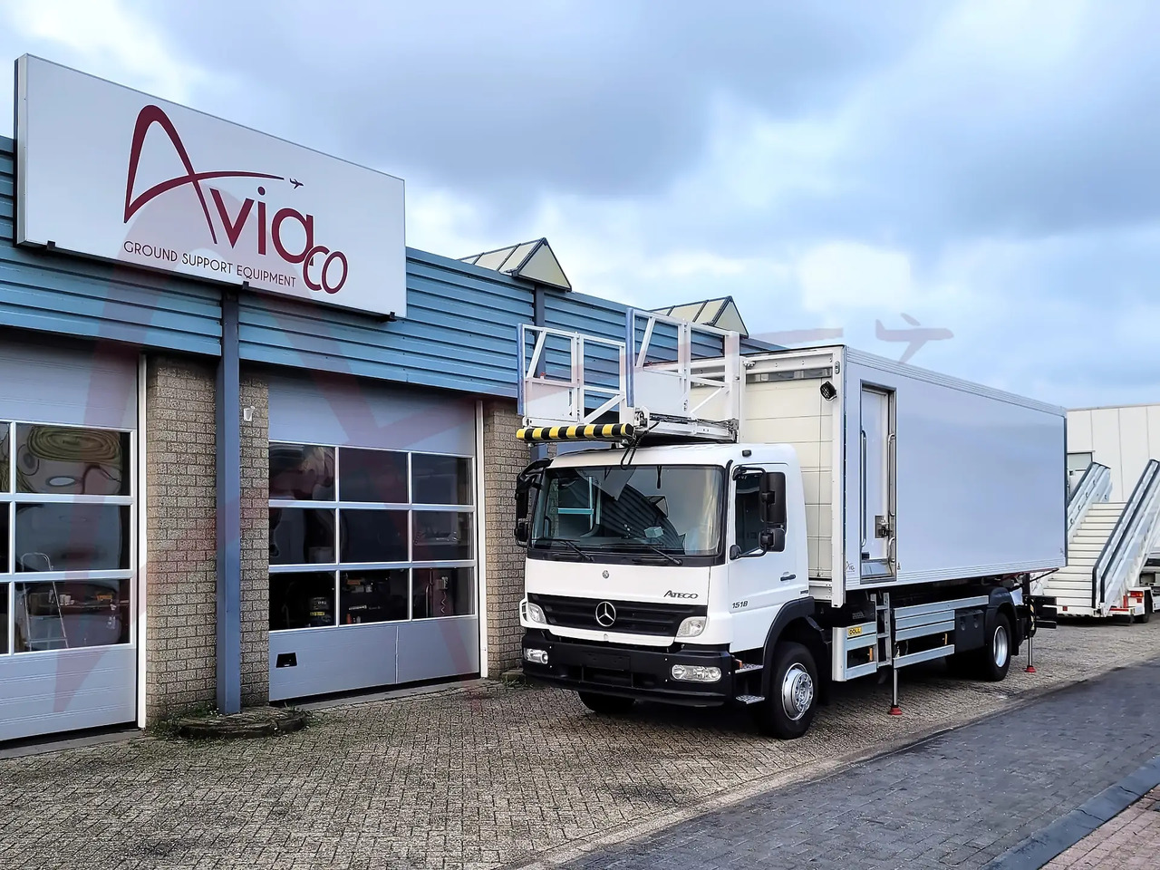 DOLL X-CAT U79.15S045.00 - Airport catering truck: picture 5 DOLL X-CAT U79.15S045.00 - Airport catering truck: picture 5