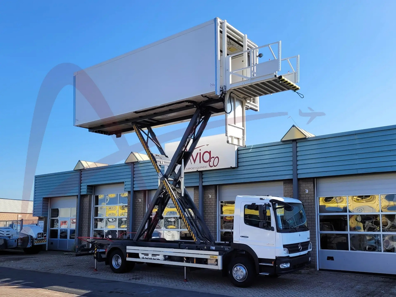 DOLL X-CAT U79.15S045.00 - Airport catering truck: picture 2 DOLL X-CAT U79.15S045.00 - Airport catering truck: picture 2