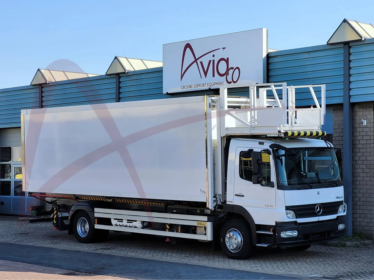 DOLL X-CAT U79.15S045.00 - Airport catering truck: picture 1 DOLL X-CAT U79.15S045.00 - Airport catering truck: picture 1