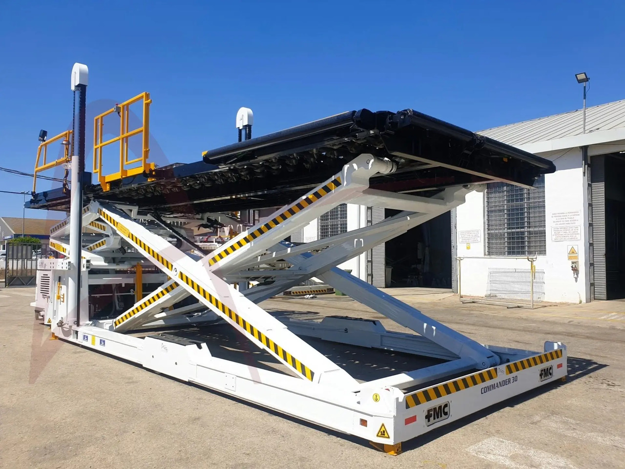 FMC COMMANDER 30 - Aircraft cargo loader: picture 4 FMC COMMANDER 30 - Aircraft cargo loader: picture 4