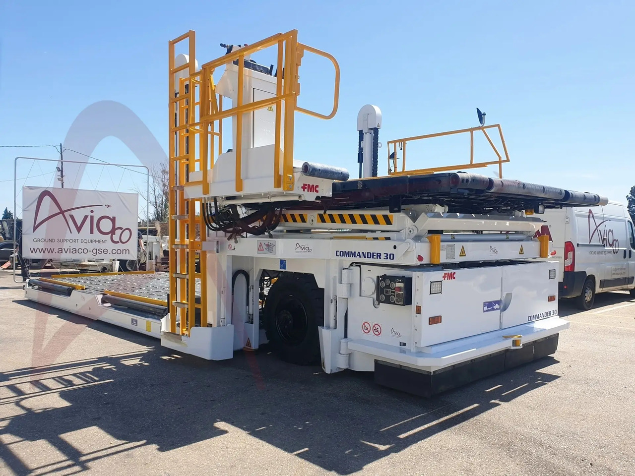 FMC COMMANDER 30 - Aircraft cargo loader: picture 1 FMC COMMANDER 30 - Aircraft cargo loader: picture 1