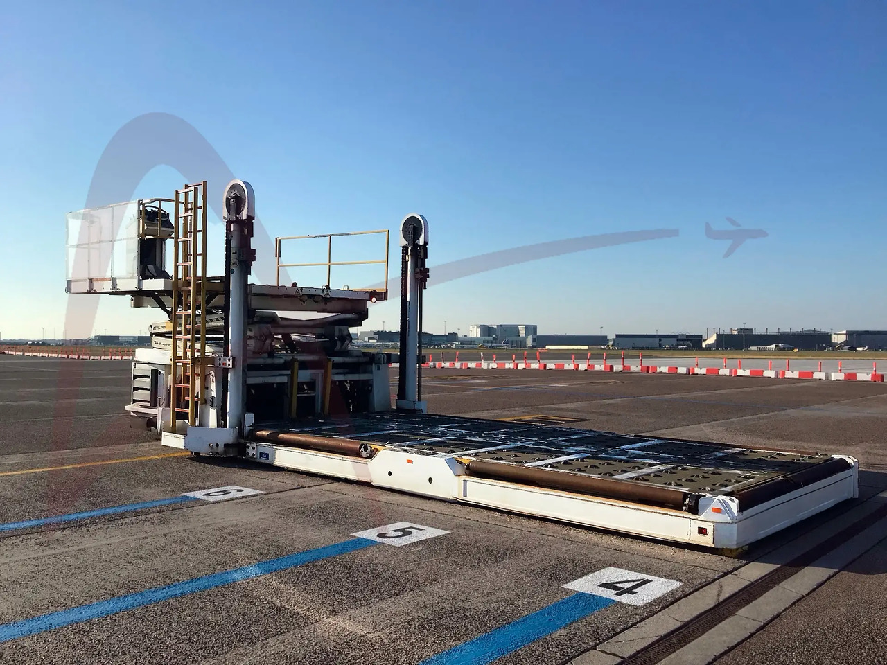FMC COMMANDER 30H - Aircraft cargo loader: picture 1 FMC COMMANDER 30H - Aircraft cargo loader: picture 1