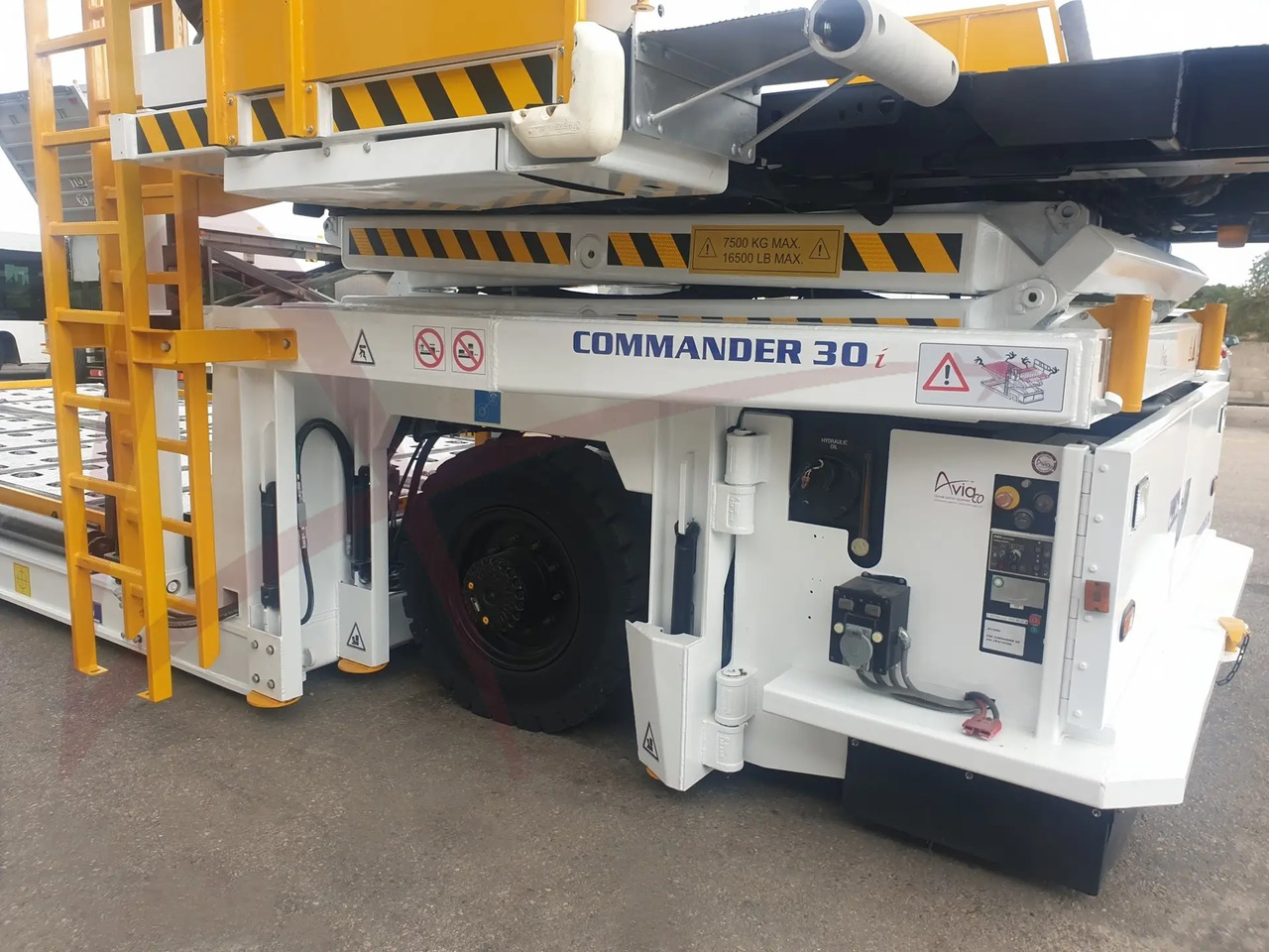 FMC COMMANDER 30i - Aircraft cargo loader: picture 5 FMC COMMANDER 30i - Aircraft cargo loader: picture 5
