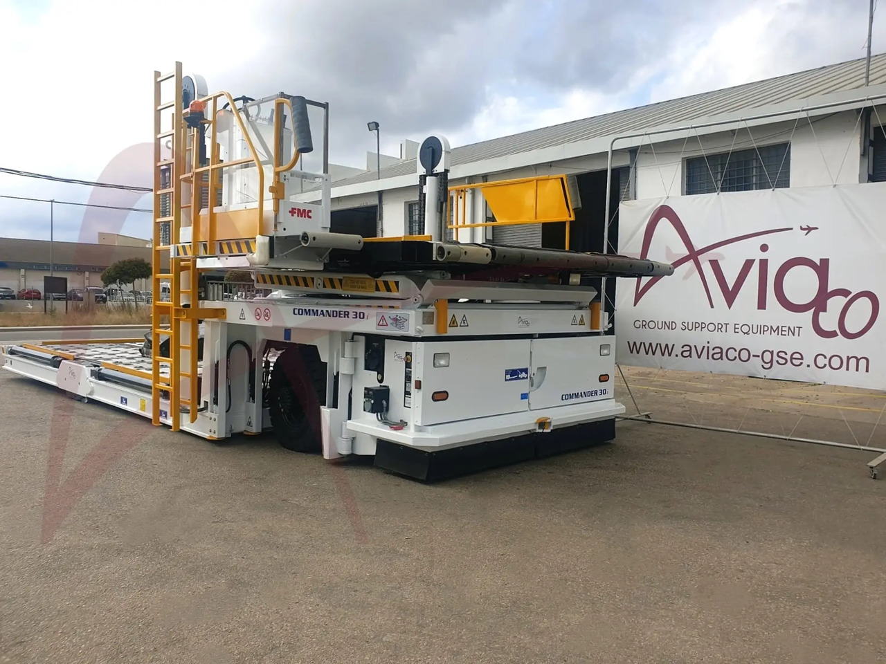 FMC COMMANDER 30i - Aircraft cargo loader: picture 3 FMC COMMANDER 30i - Aircraft cargo loader: picture 3