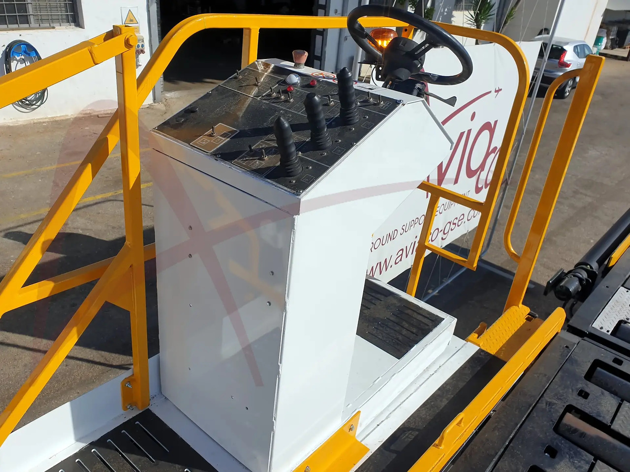 JBT AEROTECH COMMANDER 15iS - Aircraft cargo loader: picture 3 JBT AEROTECH COMMANDER 15iS - Aircraft cargo loader: picture 3