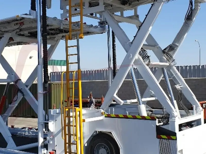 TREPEL CHAMP 300 - Aircraft cargo loader: picture 3 TREPEL CHAMP 300 - Aircraft cargo loader: picture 3