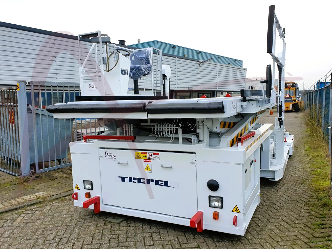 TREPEL CHAMP 70S - Aircraft cargo loader: picture 2 TREPEL CHAMP 70S - Aircraft cargo loader: picture 2