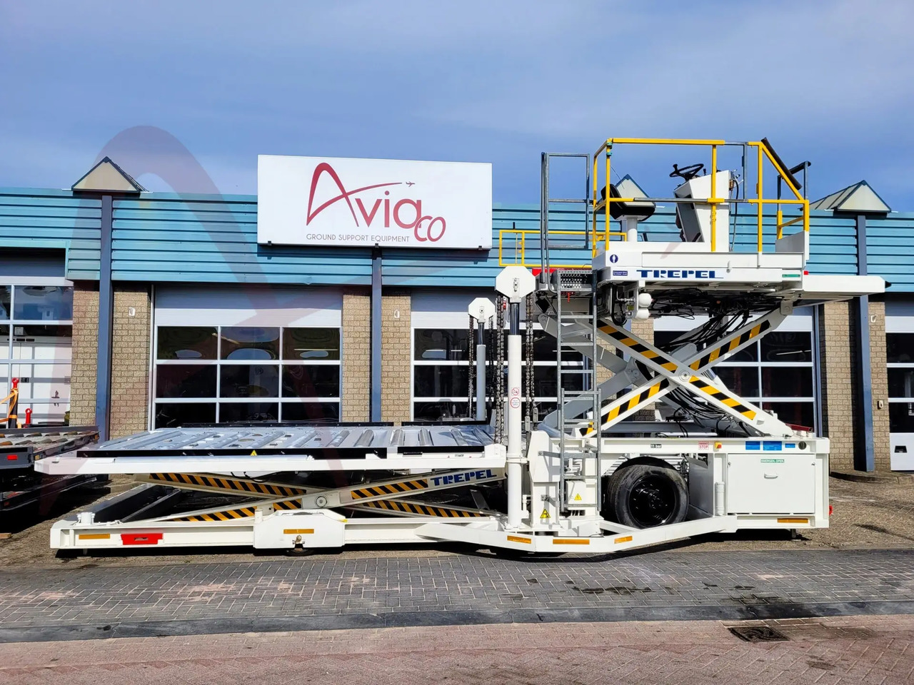 TREPEL CHAMP 70W - Aircraft cargo loader: picture 4 TREPEL CHAMP 70W - Aircraft cargo loader: picture 4