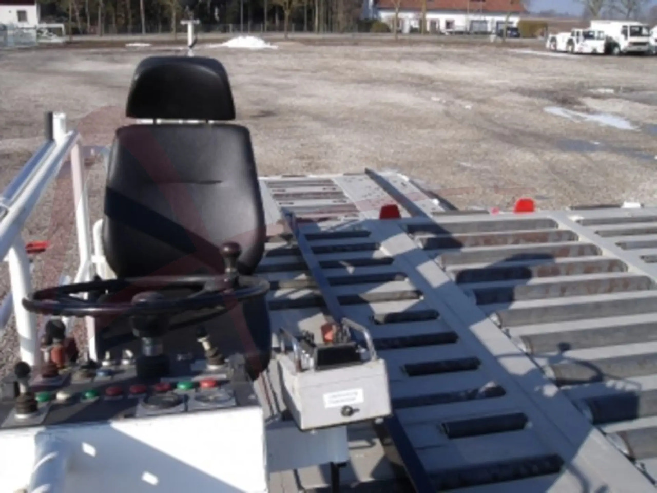 TREPEL PCL200/56 - Aircraft cargo loader: picture 3 TREPEL PCL200/56 - Aircraft cargo loader: picture 3