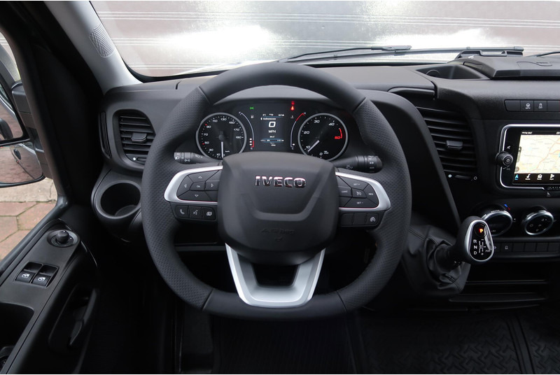 Interior photo 4: Panel van Iveco Daily 35S18HV 3.0 L2H2 BPM VRIJ/ AUT/ 2X SCHUIFDEUR/ CAMERA/ LED/ CRUISE/ CLIMA/ NAVI/
