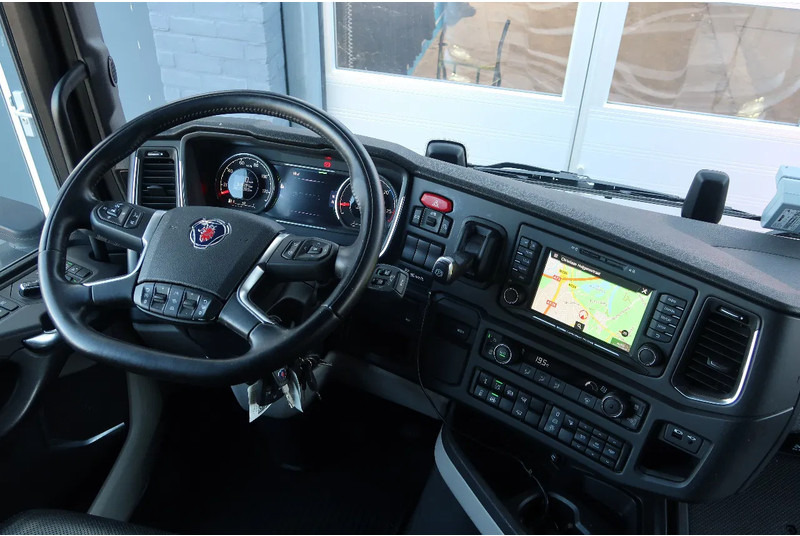 Interior photo 2: Tractor unit Scania 540S NGS FULL AIR/ RETARDER/ ALCOA/ LEATHER/ 2X TANK/ PARK AIRCO Interior photo 2: Tractor unit Scania 540S NGS FULL AIR/ RETARDER/ ALCOA/ LEATHER/ 2X TANK/ PARK AIRCO