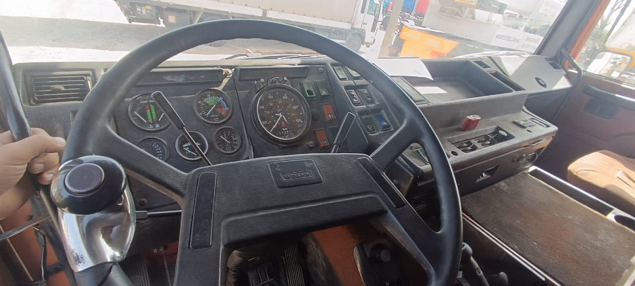 VOLVO F10 - Truck: picture 5 VOLVO F10 - Truck: picture 5