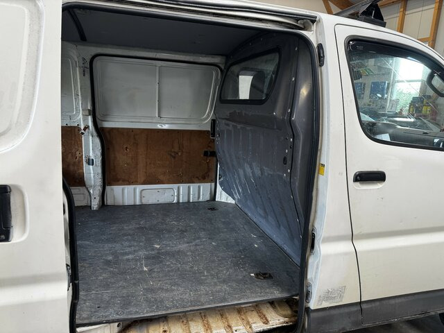 TOYOTA HiAce 2.5TD Kasten lang 4WD 4x4 - Panel van: picture 5 TOYOTA HiAce 2.5TD Kasten lang 4WD 4x4 - Panel van: picture 5