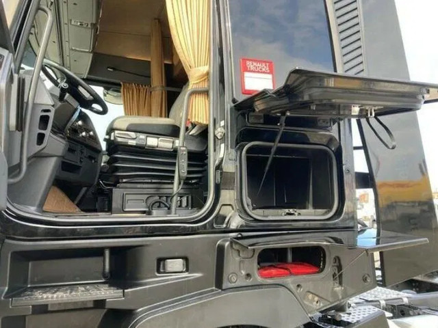 Interior photo 1: Leasing of Renault T440 Sleeper cab | Leasing from €1549/month Renault T440 Sleeper cab | Leasing from €1549/month