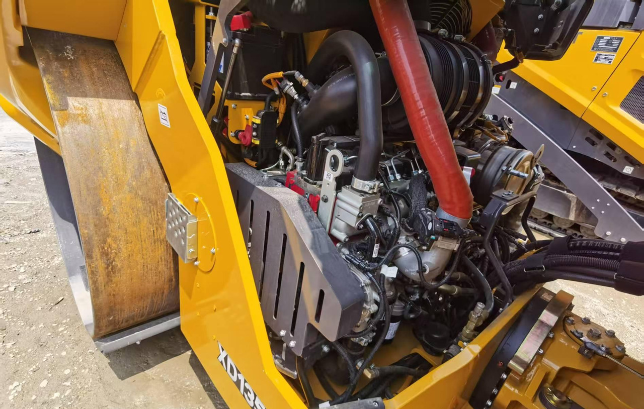 XCMG 13ton used small double drum steel road roller XD135TIV - Road roller: picture 3 XCMG 13ton used small double drum steel road roller XD135TIV - Road roller: picture 3