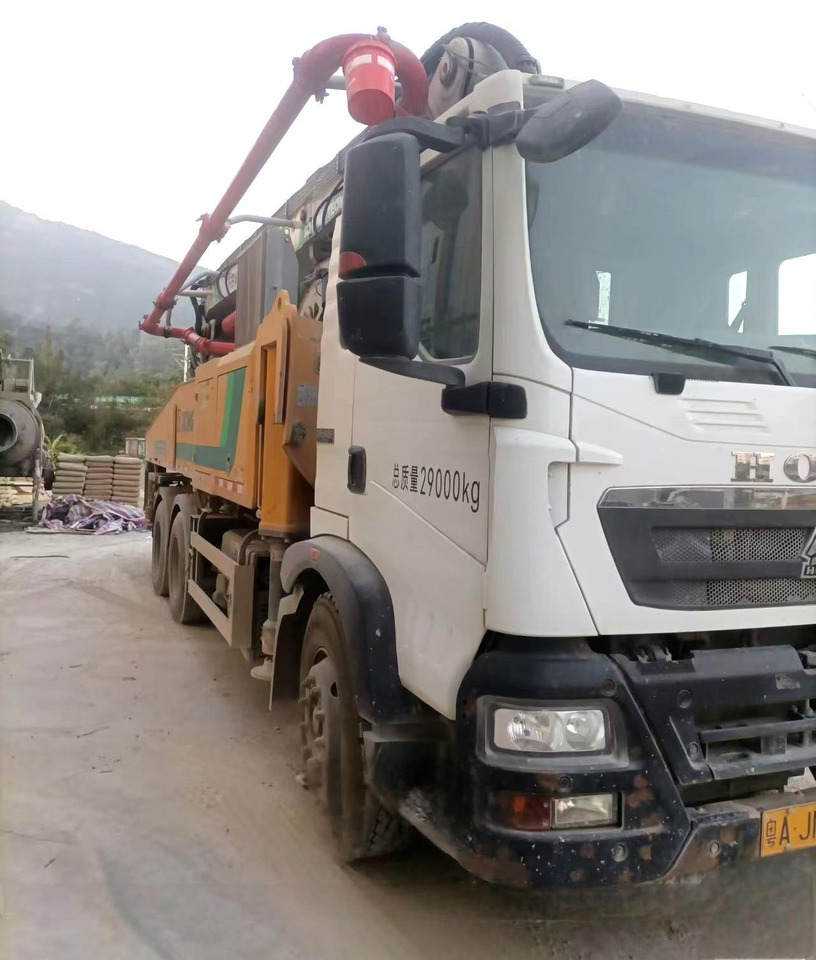XCMG Manufacturer Concrete Pump Machine HB43V Used 43m HOWO Small Concrete Pumps Truck For Sale - Concrete pump truck: picture 3 XCMG Manufacturer Concrete Pump Machine HB43V Used 43m HOWO Small Concrete Pumps Truck For Sale - Concrete pump truck: picture 3