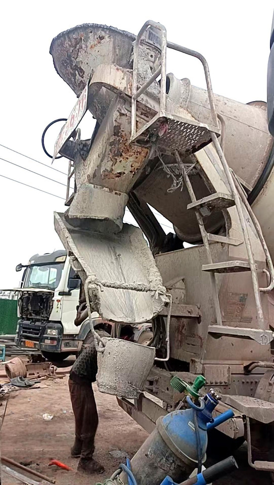 XCMG Official Second Hand Diesel Cement Mixer G4804B 12m³ Truck-mounted Concrete Mixer Truck Price - Concrete mixer truck: picture 5 XCMG Official Second Hand Diesel Cement Mixer G4804B 12m³ Truck-mounted Concrete Mixer Truck Price - Concrete mixer truck: picture 5