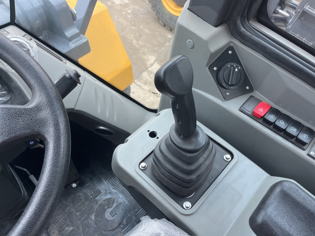 XCMG hot sale 5ton used wheel loader Zl50gv price - Wheel loader: picture 4 XCMG hot sale 5ton used wheel loader Zl50gv price - Wheel loader: picture 4