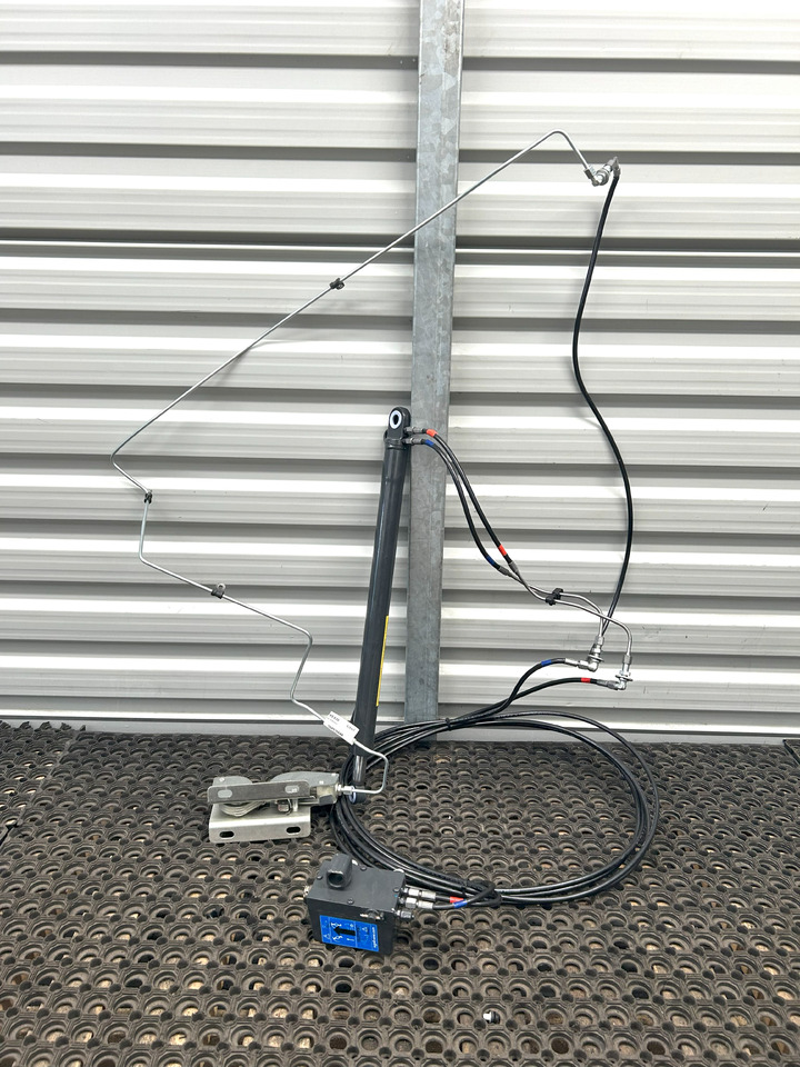 IVECO EUROCARGO 75E MLC CABIN LIFTING KIT - Hydraulic cylinder: picture 1 IVECO EUROCARGO 75E MLC CABIN LIFTING KIT - Hydraulic cylinder: picture 1