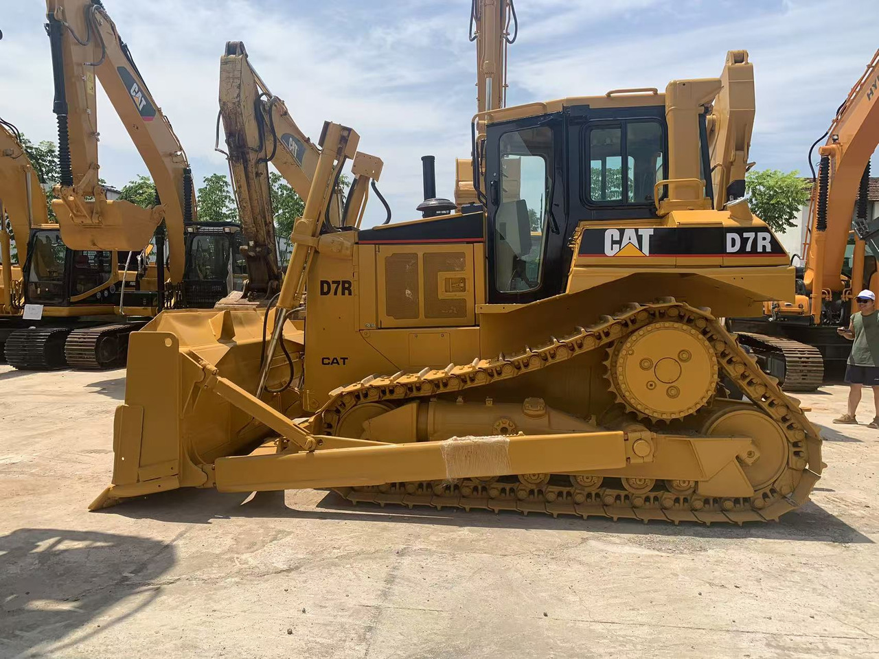 Caterpillar Tracked Tractor CAT D6R, D7R, D8R with Triangle Track - Bulldozer: picture 2 Caterpillar Tracked Tractor CAT D6R, D7R, D8R with Triangle Track - Bulldozer: picture 2