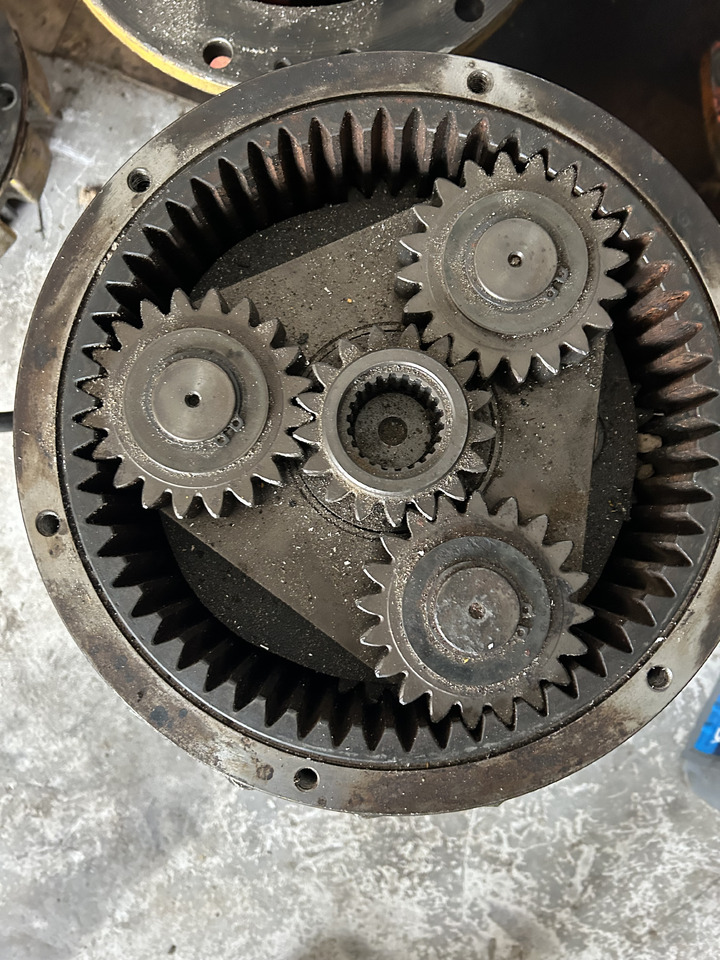 Komatsu PC210 - Swing motor for Excavator: picture 2 Komatsu PC210 - Swing motor for Excavator: picture 2