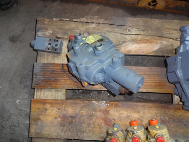 Liebherr Control Block - Valve: picture 2 Liebherr Control Block - Valve: picture 2