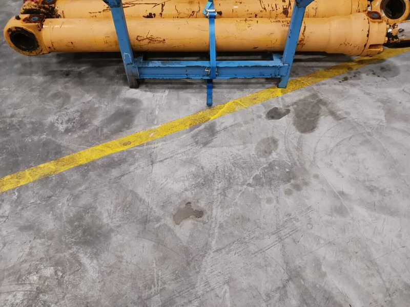 Liebherr R954C - Hydraulic cylinder: picture 2 Liebherr R954C - Hydraulic cylinder: picture 2
